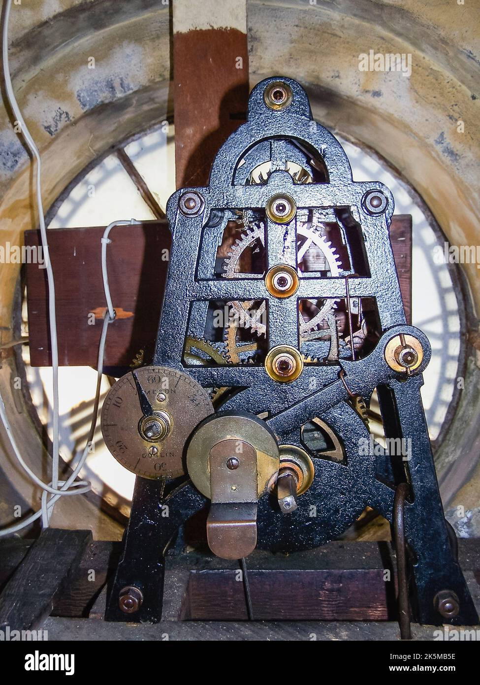 Meccanismo dell'orologio in una torre dell'orologio del 19th° secolo, Carrickfergus, Irlanda del Nord Foto Stock