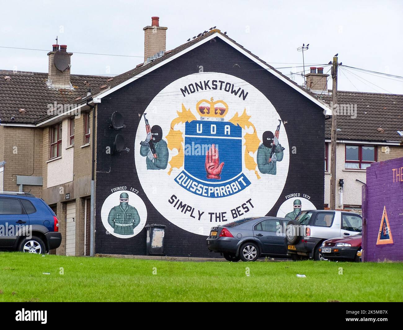 Murale per l'UDA, con gli slogan 'quis Separabit' e 'Simply the Best' Monkstown, Newtownabbey, Irlanda del Nord Foto Stock
