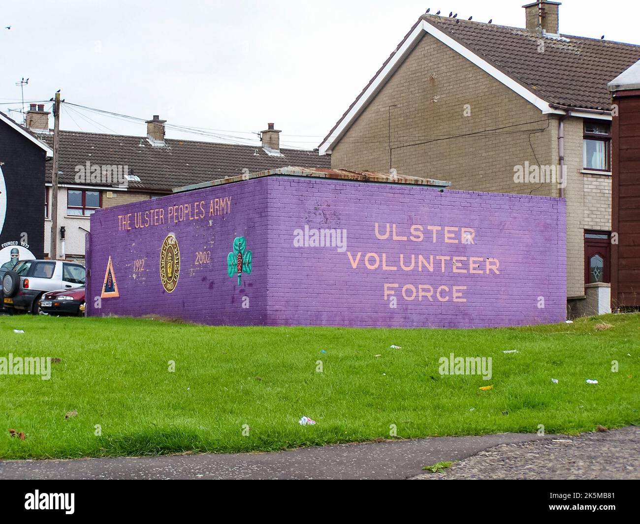 Muro intorno ad una sottostazione elettrica dipinta di viola, il colore dell'Ulster Volunteer Force (UVF) con loghi e 'l'esercito dei popoli dell'Ulster', Monkstown, Newtownabbey, Irlanda del Nord Foto Stock