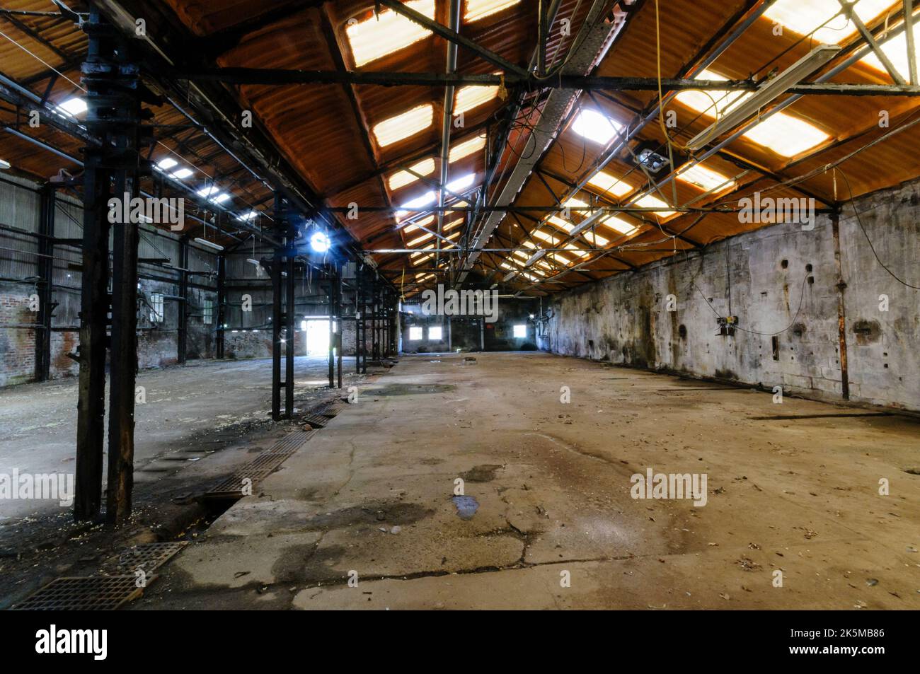 All'interno di una fabbrica di magazzini abbandonati Foto Stock