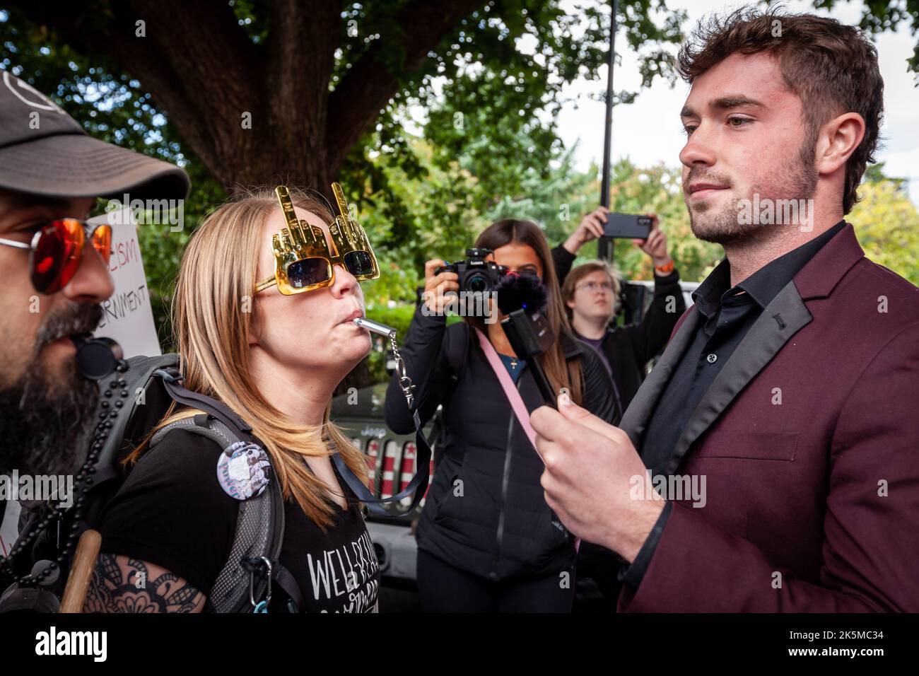 Washington, Stati Uniti. 08th Ott 2022. Carly Berger risponde con un fischio ai tentativi di un attivista anti-aborto di intervistarla alla marcia delle donne. La marcia è stata l'evento di punta di una protesta nazionale 'Women's Wave' in centinaia di città in tutti gli Stati Uniti. La marcia delle donne ha organizzato le manifestazioni in risposta all'opinione della Corte Suprema Dobbs contro JWHO, che ha rovesciato Roe contro Wade, eliminando il diritto federale all'accesso all'aborto. Credit: SOPA Images Limited/Alamy Live News Foto Stock