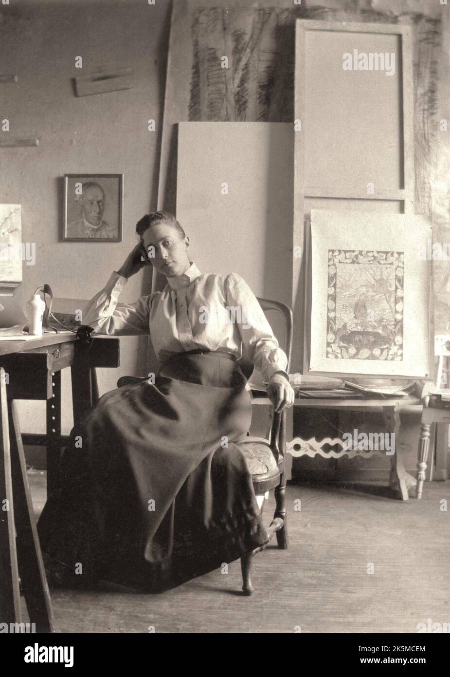 Fotografia dell'artista svedese Hilma af Klint (1862–1944) nel suo studio di Horngatan a Stoccolma. Foto Stock