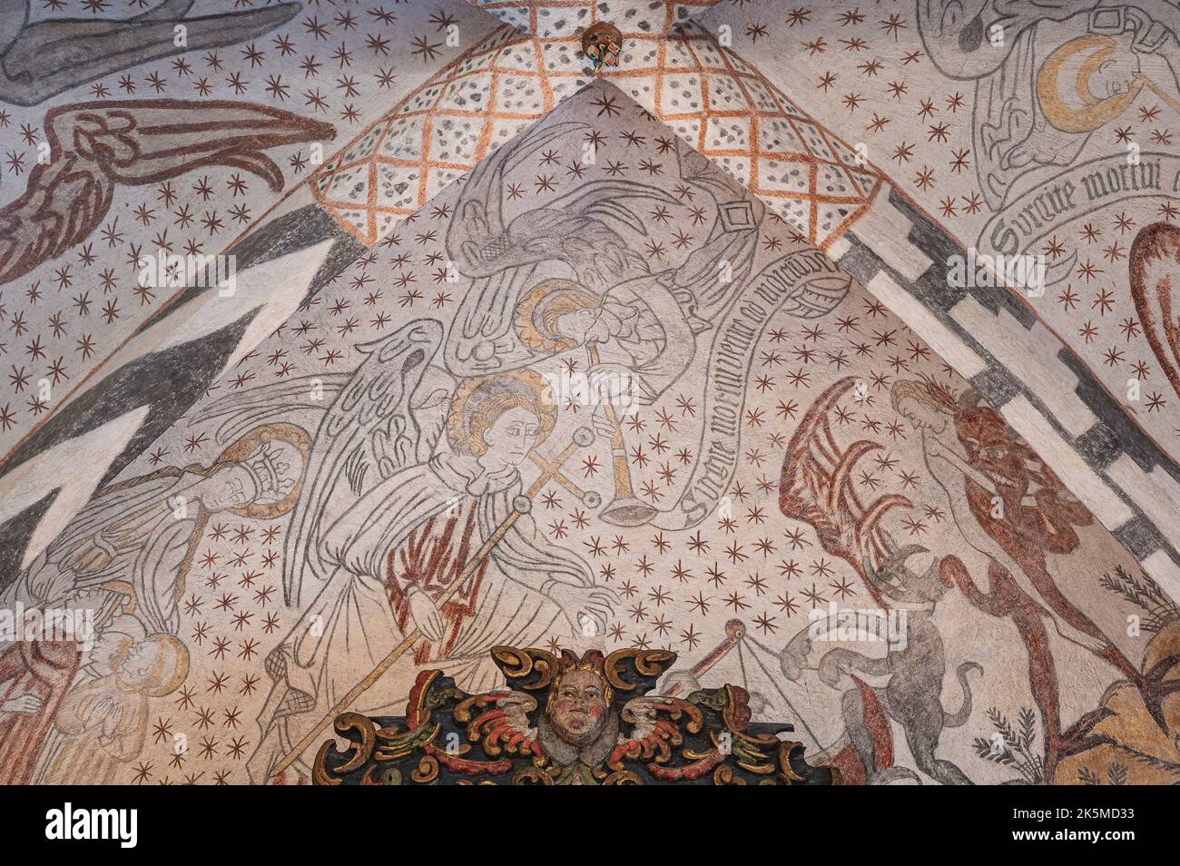 Angeli che suonano il giorno del djungement, pitture murali gotiche nelle volte della chiesa di Kirke Hyllinge, Danimarca, 4 ottobre 2022 Foto Stock