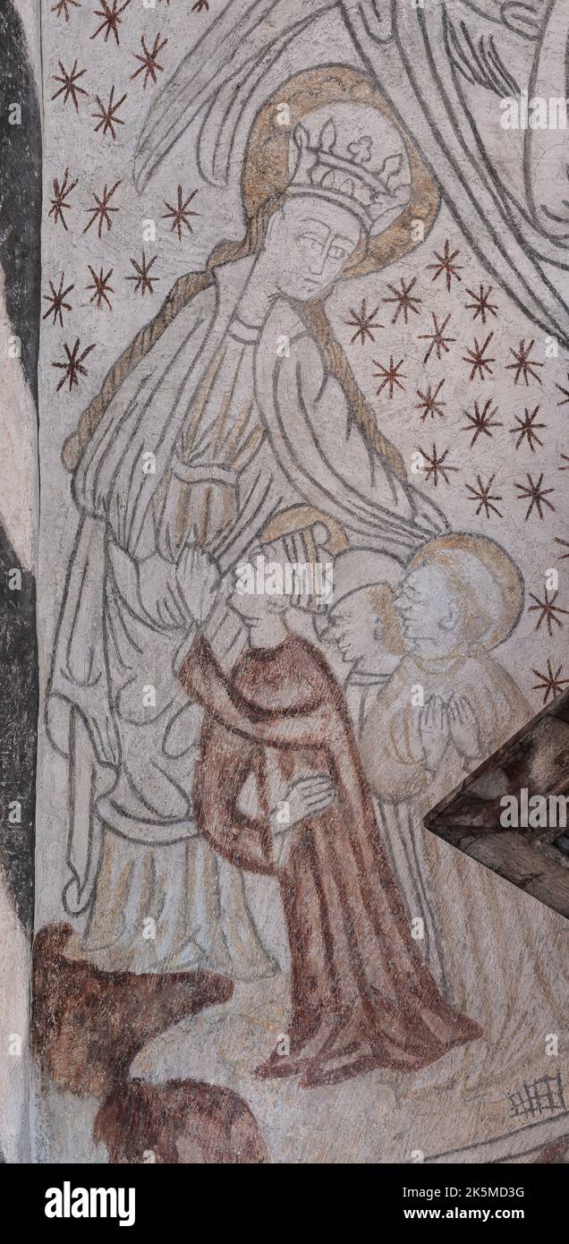 Affresco medievale di nostra Signora Aparecida con il suo grande mantello nella chiesa di Kirke Hyllinge, Danimarca, 4 ottobre 2022 Foto Stock