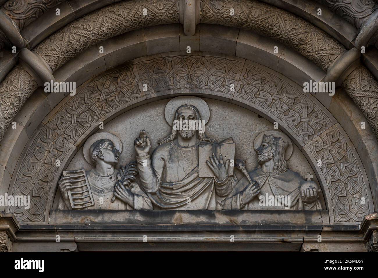 Frontone della cattedrale di Lund con Gesù Cristo, San Canuto e San Lorenzo, Svezia, 3 novembre 2021 Foto Stock