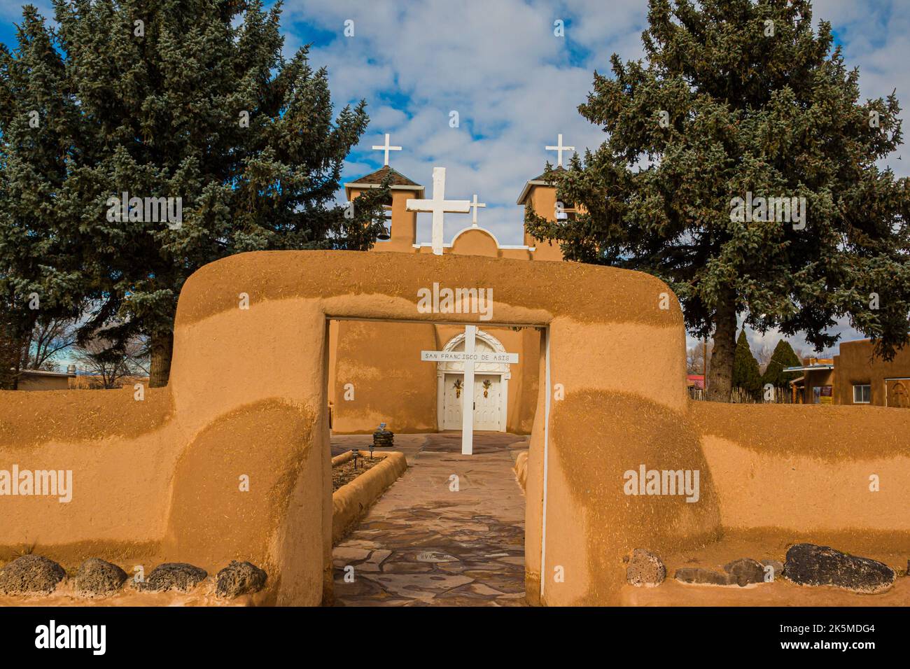 La porta frontale della Chiesa della Missione di San Francisco de Asís. Rancho de Taos, New Mexico, USA Foto Stock