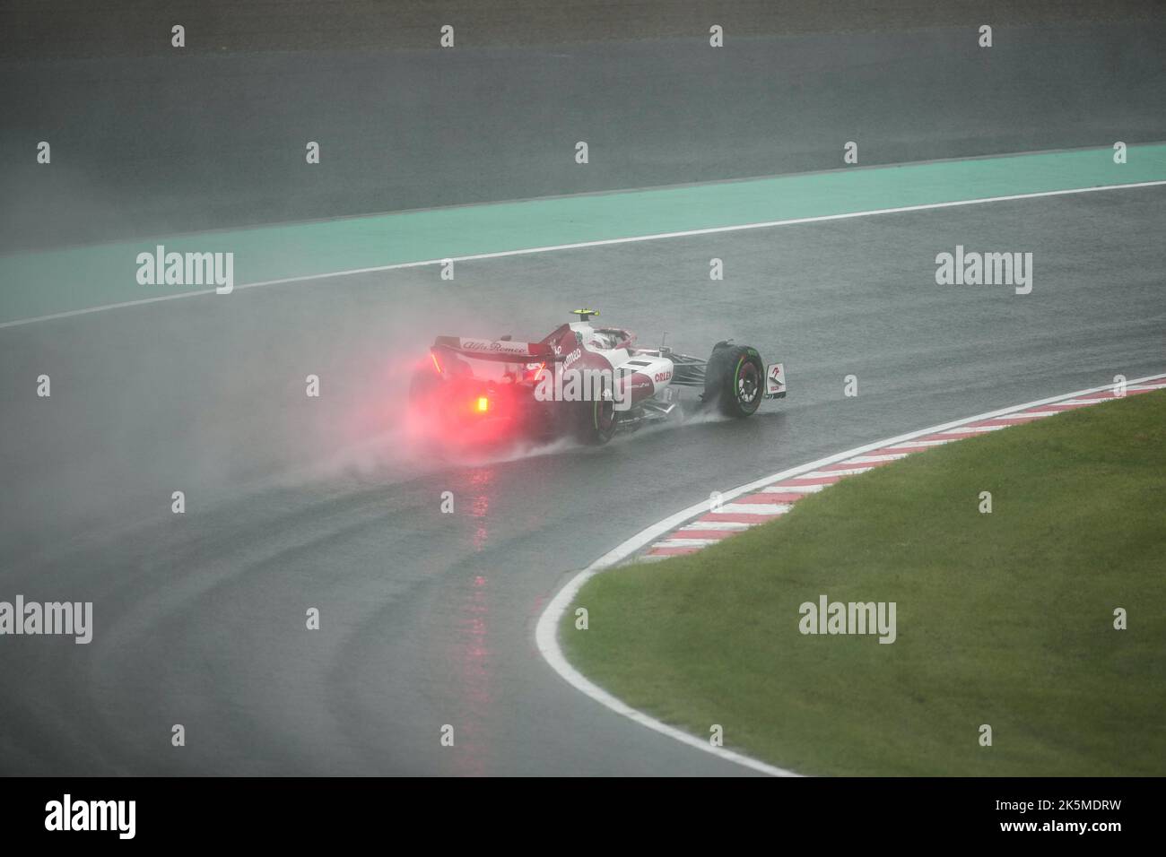Suzuka, Giappone. 9th Ott 2022. Il pilota cinese di Alfa Romeo Zhou Guanyu guida durante la gara del Gran Premio del Giappone di Formula uno che si tiene sul circuito di Suzuka a Suzuka City, Giappone, il 9 ottobre 2022. Credit: Zhang Xiaoyu/Xinhua/Alamy Live News Foto Stock