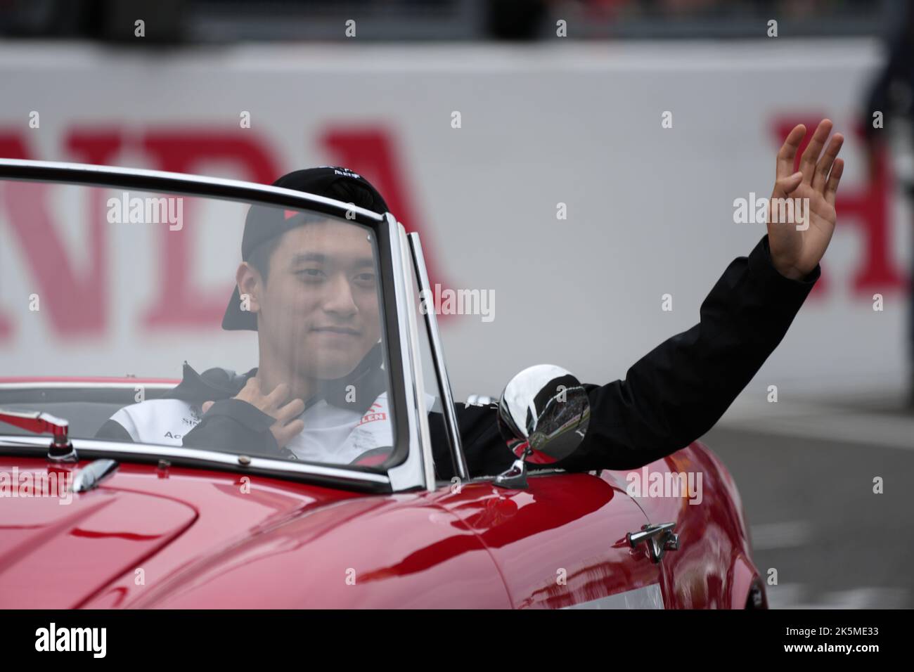 Suzuka, Giappone. 9th Ott 2022. Zhou Guanyu, pilota cinese di Alfa Romeo, si è rivolto al pubblico prima della gara del Gran Premio del Giappone di Formula uno che si è tenuta sul circuito di Suzuka a Suzuka City, Giappone, il 9 ottobre 2022. Credit: Zhang Xiaoyu/Xinhua/Alamy Live News Foto Stock