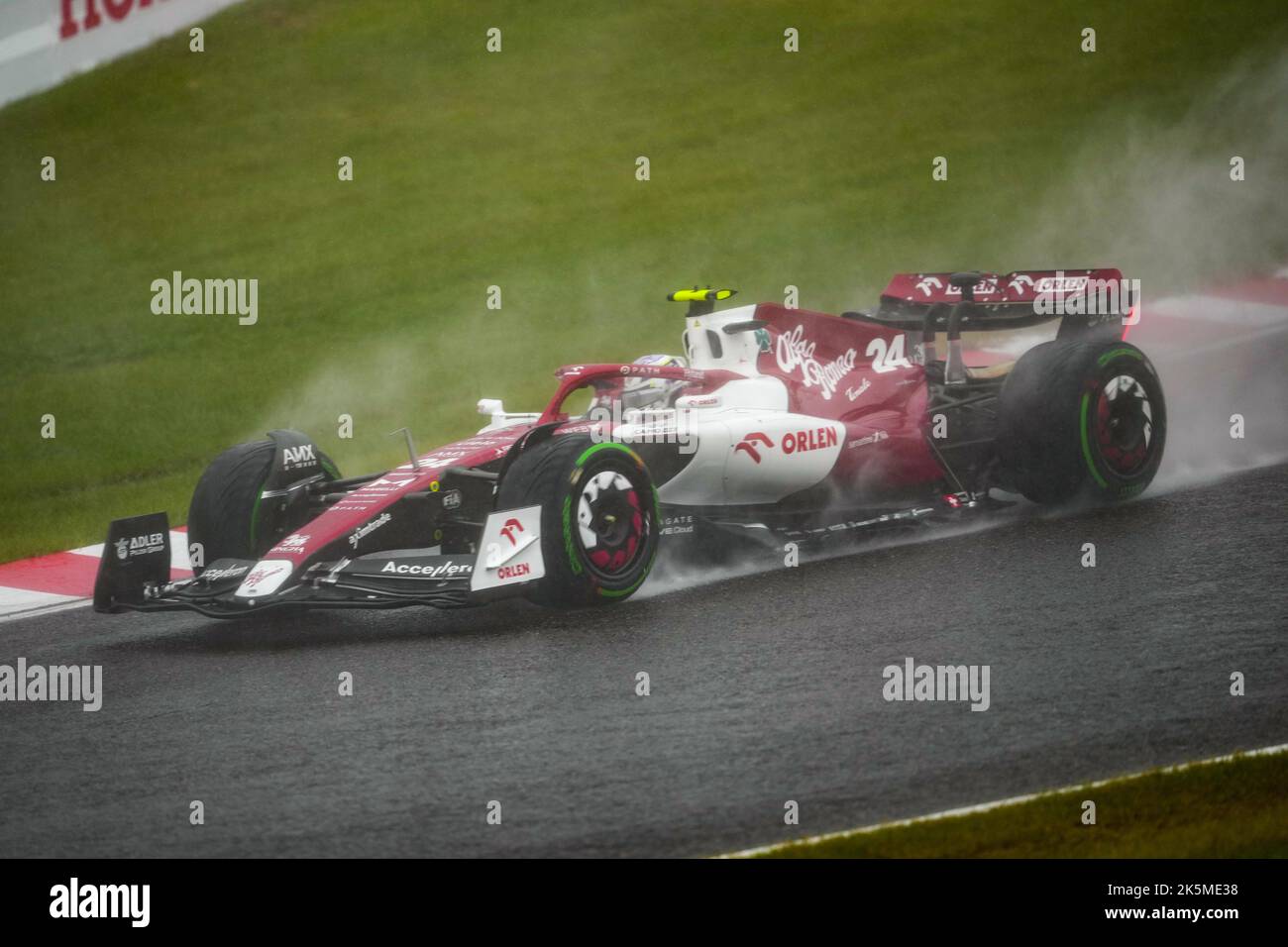 Suzuka, Giappone. 9th Ott 2022. Il pilota cinese di Alfa Romeo Zhou Guanyu guida durante la gara del Gran Premio del Giappone di Formula uno che si tiene sul circuito di Suzuka a Suzuka City, Giappone, il 9 ottobre 2022. Credit: Zhang Xiaoyu/Xinhua/Alamy Live News Foto Stock