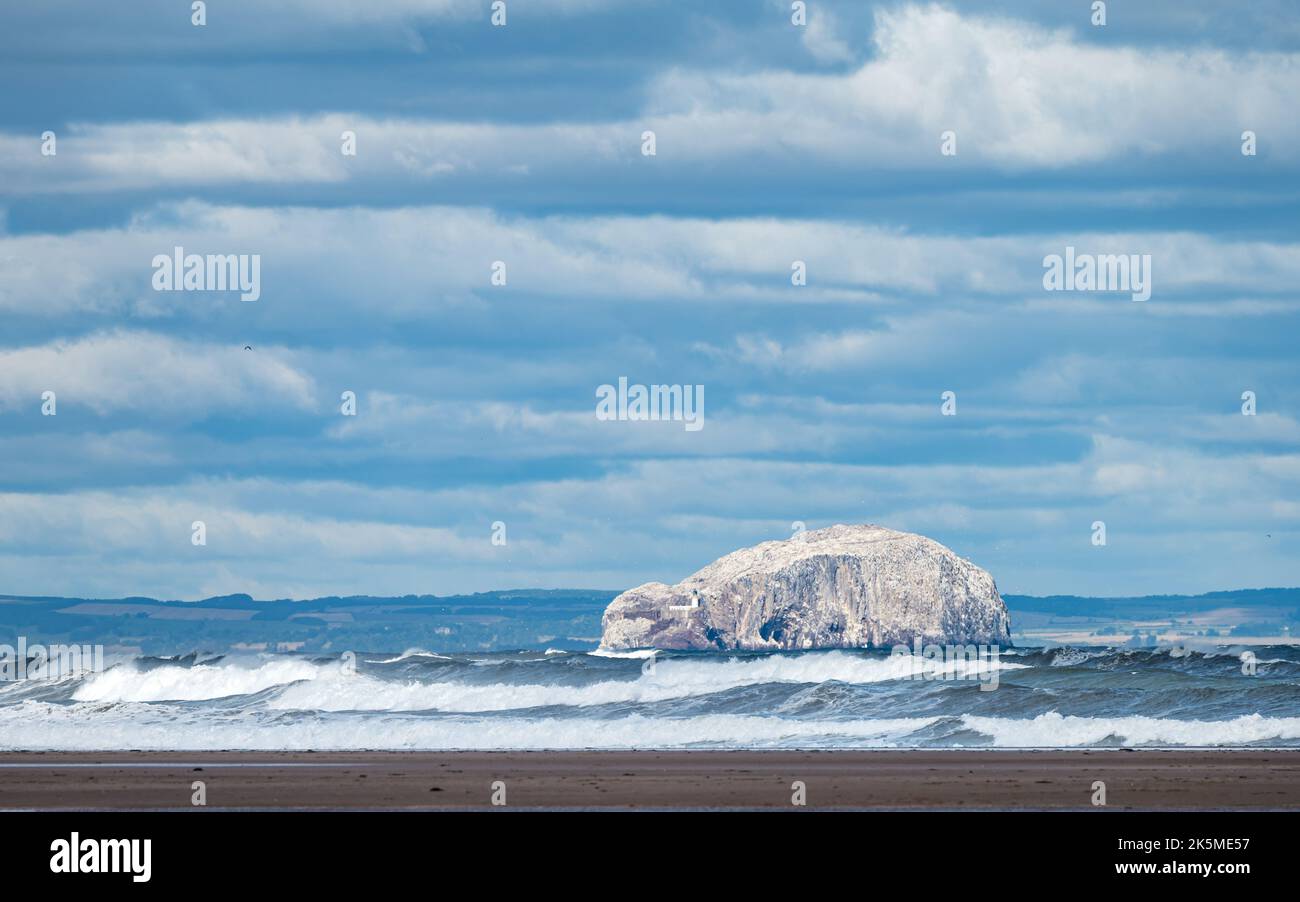 Una giornata ventosa con grandi onde a Firth of Forth con la colonia di gannet dell'isola di Bass Rock in lontananza, Scozia, Regno Unito Foto Stock