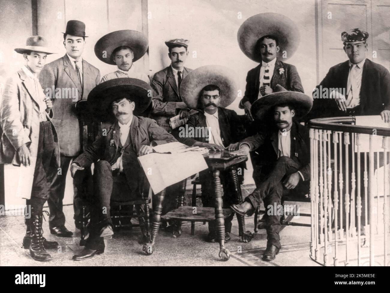 Emiliano Zapata Salazar (1879-1919), leader della Rivoluzione messicana (1910-1920). Da sinistra a destra: Tirso Espinosa, Gildardo Magaña, M. Mejía, Abram Martínez, Jesús Jauregui e Rodolfo Magaña; seduti: Eufemio Zapata (fratello di Emiliano), Emiliano Zapata e Próculo Capistrán. Si trovano all'Hotel Coliseo, Città del Messico, il 24 giugno 1911 Foto Stock Emiliano Zapata Salazar (1879-1919), leader della Rivoluzione messicana (1910-1920). Da sinistra a destra: Tirso Espinosa, Gildardo Magaña, M. Mejía, Abram Martínez, Jesús Jauregui e Rodolfo Magaña; seduti: Eufemio Zapata (fratello di Emiliano), Emiliano Zapata e Próculo Capistrán. Si trovano all'Hotel Coliseo, Città del Messico, il 24 giugno 1911 Foto Stock