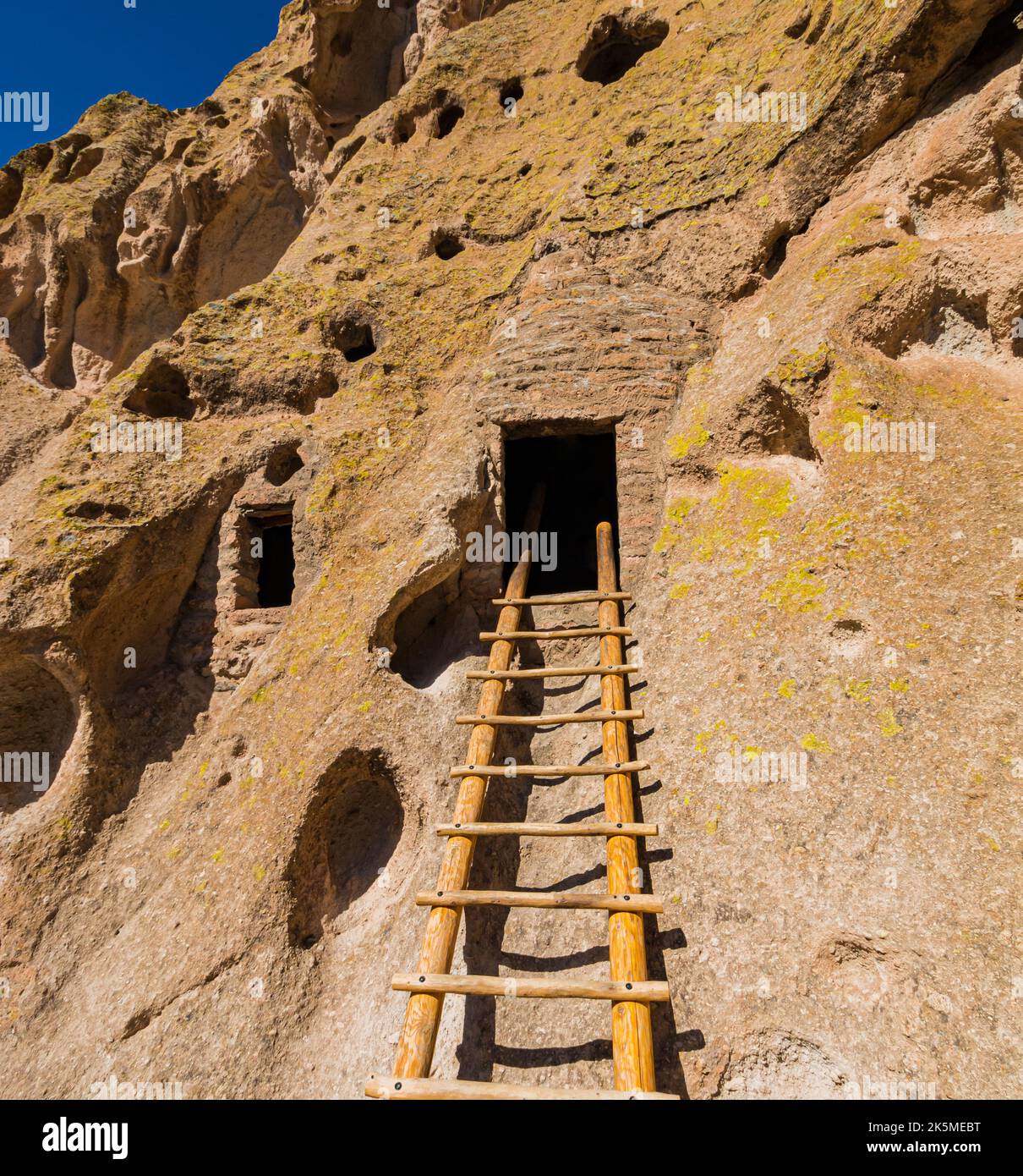 Scala che conduce ai resti delle antiche abitazioni delle grotte di Puebloan, Bandelier National Monument, New Mexico, USA Foto Stock