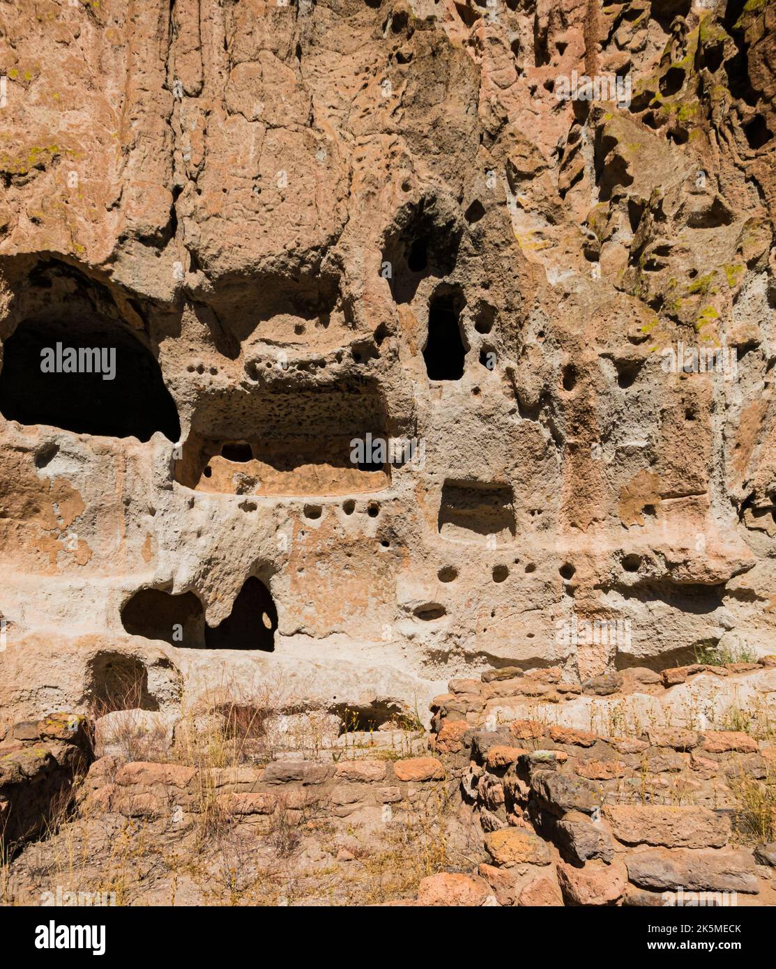 Resti delle antiche abitazioni delle grotte di Puebloan, Monumento Nazionale di Bandelier, New Mexico, USA Foto Stock