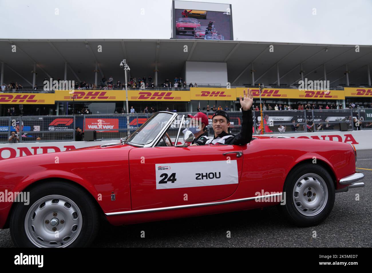Suzuka, Giappone. 9th Ott 2022. Zhou Guanyu (R), pilota cinese di Alfa Romeo, si è rivolto al pubblico prima della gara del Gran Premio del Giappone di Formula uno che si è tenuta sul circuito di Suzuka a Suzuka City, Giappone, il 9 ottobre 2022. Credit: Zhang Xiaoyu/Xinhua/Alamy Live News Foto Stock