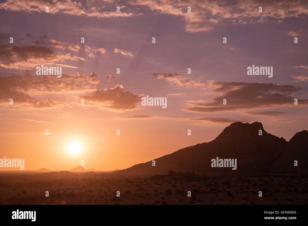 Un momento perfetto di tramonto vicino alla montagna, Namibia. Foto Stock