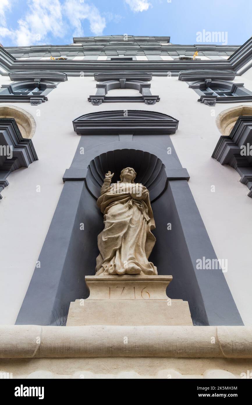 Statua di Gesù Cristo (1716) sulla facciata della chiesa di San Giorgio (Szent Gyorgy-templom), Sopron, Ungheria Foto Stock