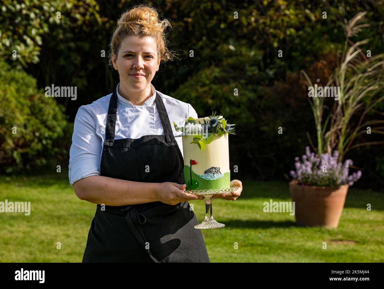 Il capo chef della Pasticceria Sarah Brion al ristorante Lawn, Marine Hotel, celebra il suo primo compleanno con una torta, North Berwick, Scozia, Regno Unito Foto Stock