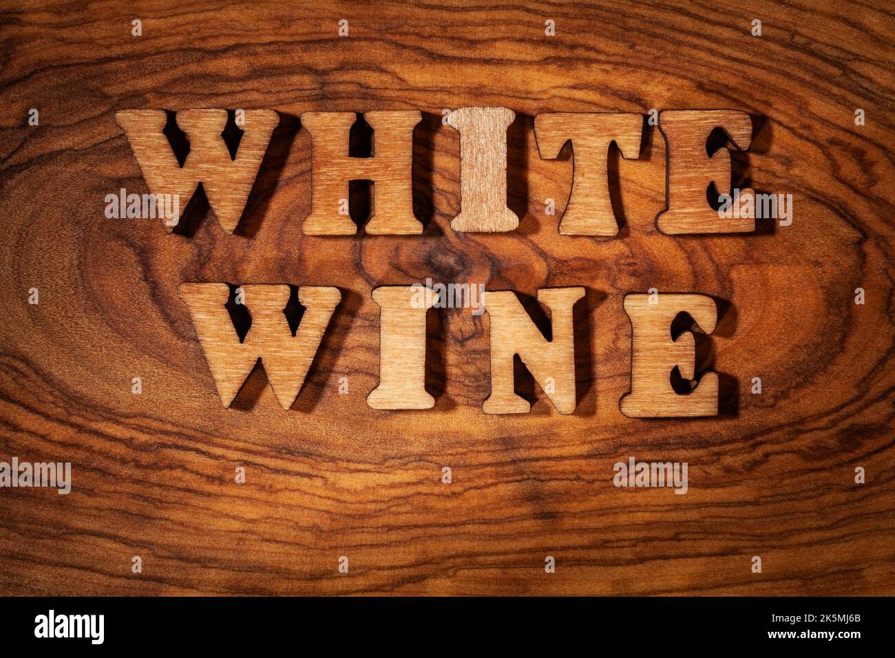 Vino bianco - testo con lettere di legno primo piano Foto Stock