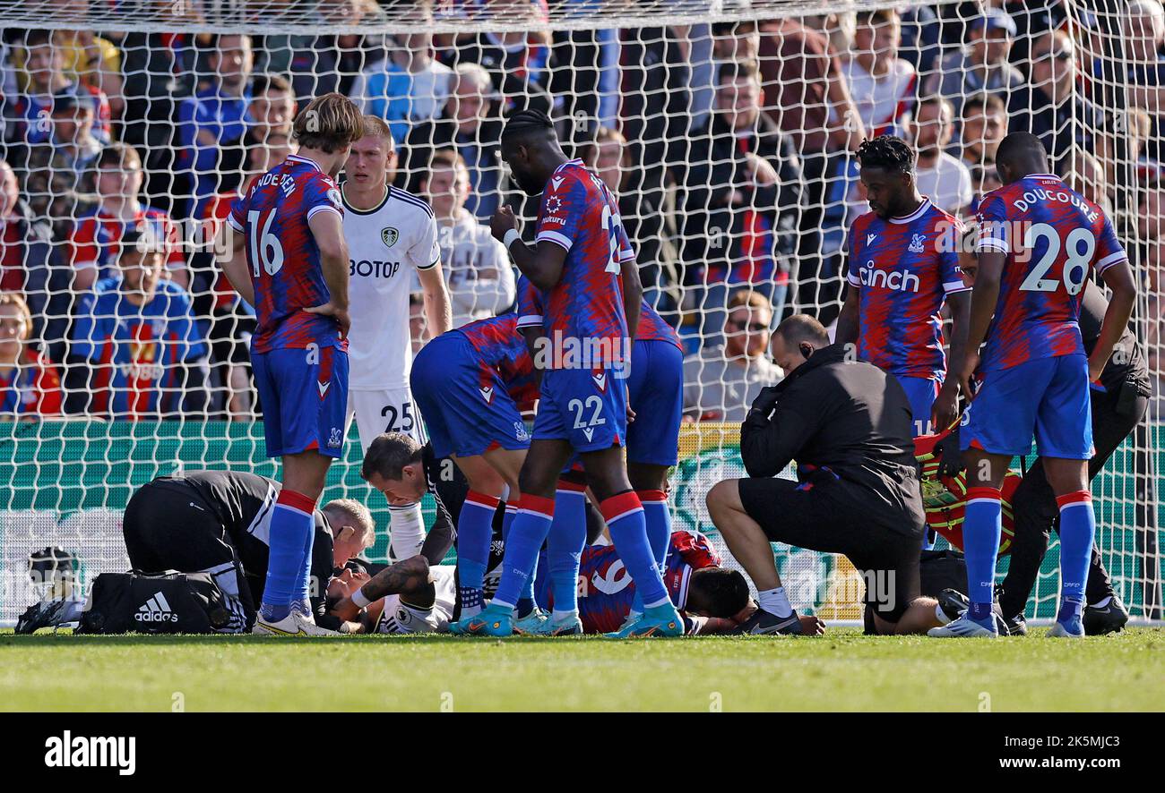 Robin Koch del Leeds United e Jordan Ayew del Crystal Palace ricevono un trattamento dopo uno scontro di teste durante la partita della Premier League al Selhurst Park, Londra. Data immagine: Domenica 9 ottobre 2022. Foto Stock