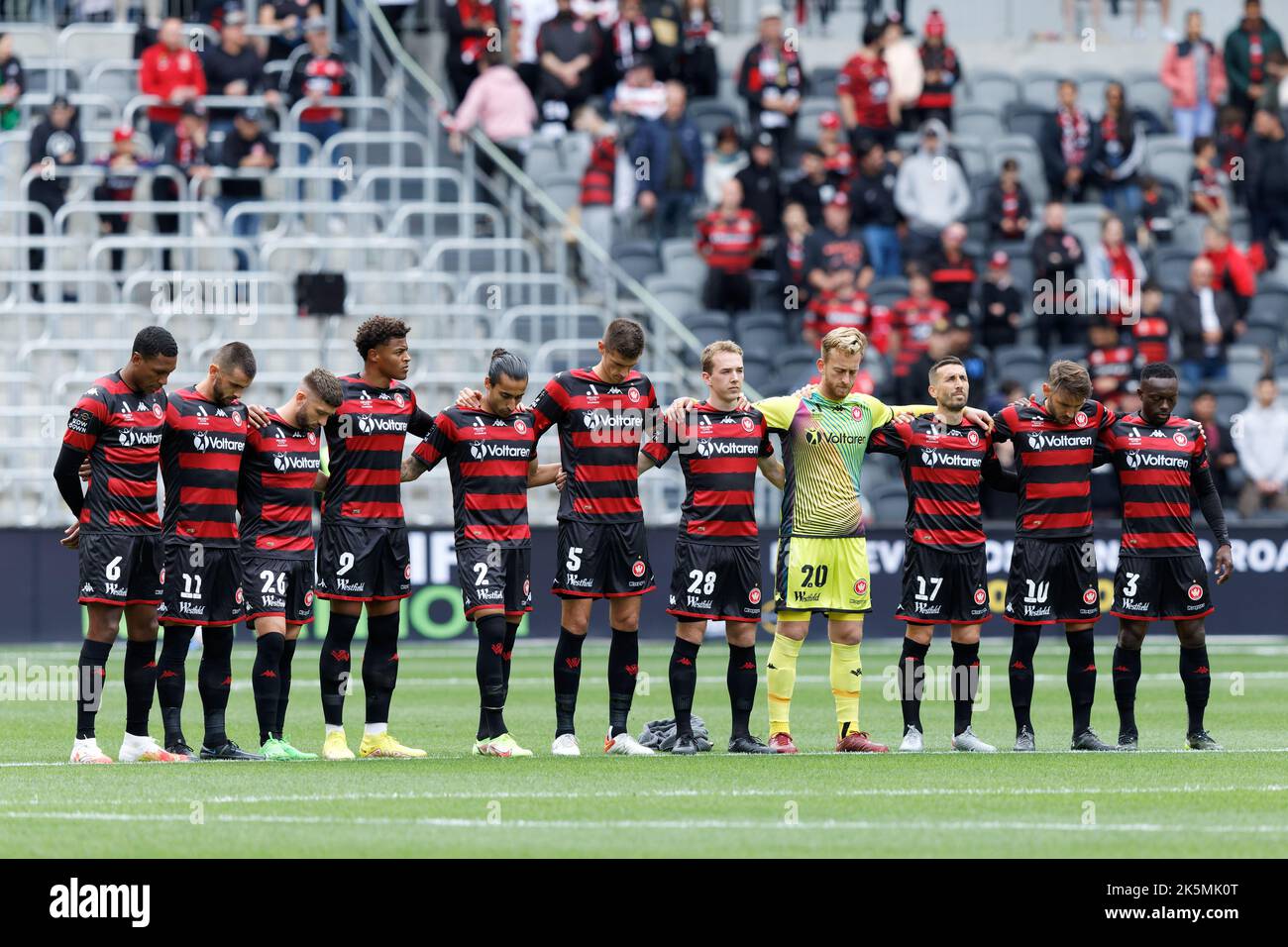 SYDNEY, AUSTRALIA - 9 OTTOBRE: Il team Western Sydney Wanderers si presenta per un momento di silenzio prima della partita tra il Western Sydney Wanderers FC e la Perth Glory al CommBank Stadium il 9 ottobre 2022 a Sydney, Australia Credit: IOIO IMAGES/Alamy Live News Foto Stock