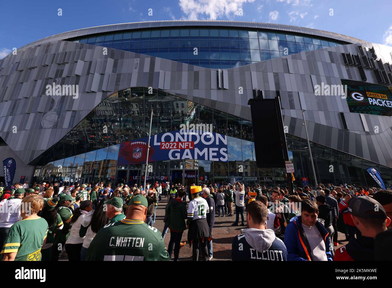 9th ottobre 2022; Tottenham Hotspur Stadium. Tottenham, Londra, Inghilterra; NFL UK football, New York Giants contro GreenBay Packers: I fan dei Greenbay Packers sono visti fuori dallo stadio Tottenham Hotspur Foto Stock