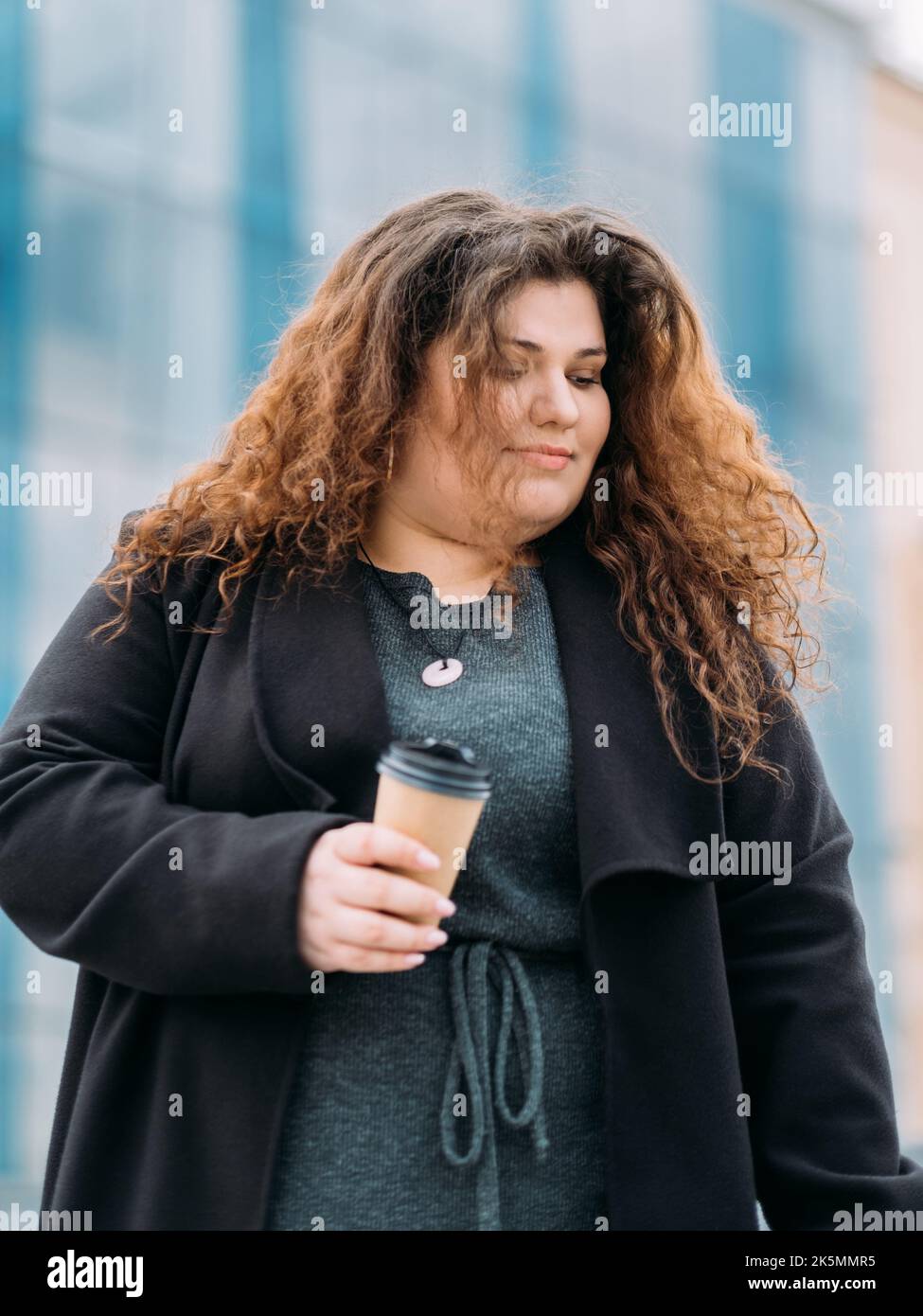 pausa caffè felice più grande donna che si gode a piedi Foto Stock