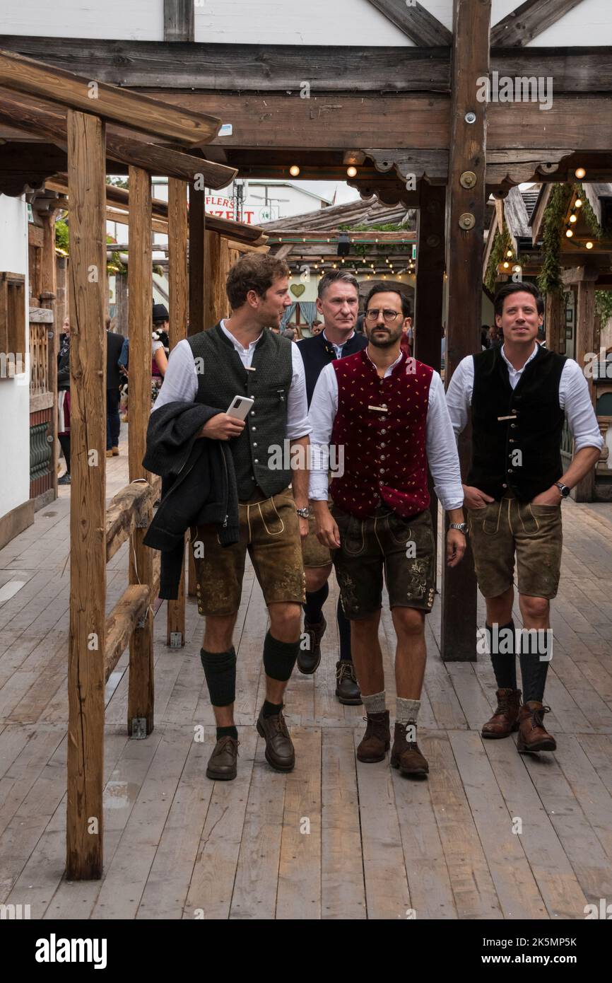 Uomini in abito tradizionale all'Oktoberfest di Monaco, Germania Foto Stock