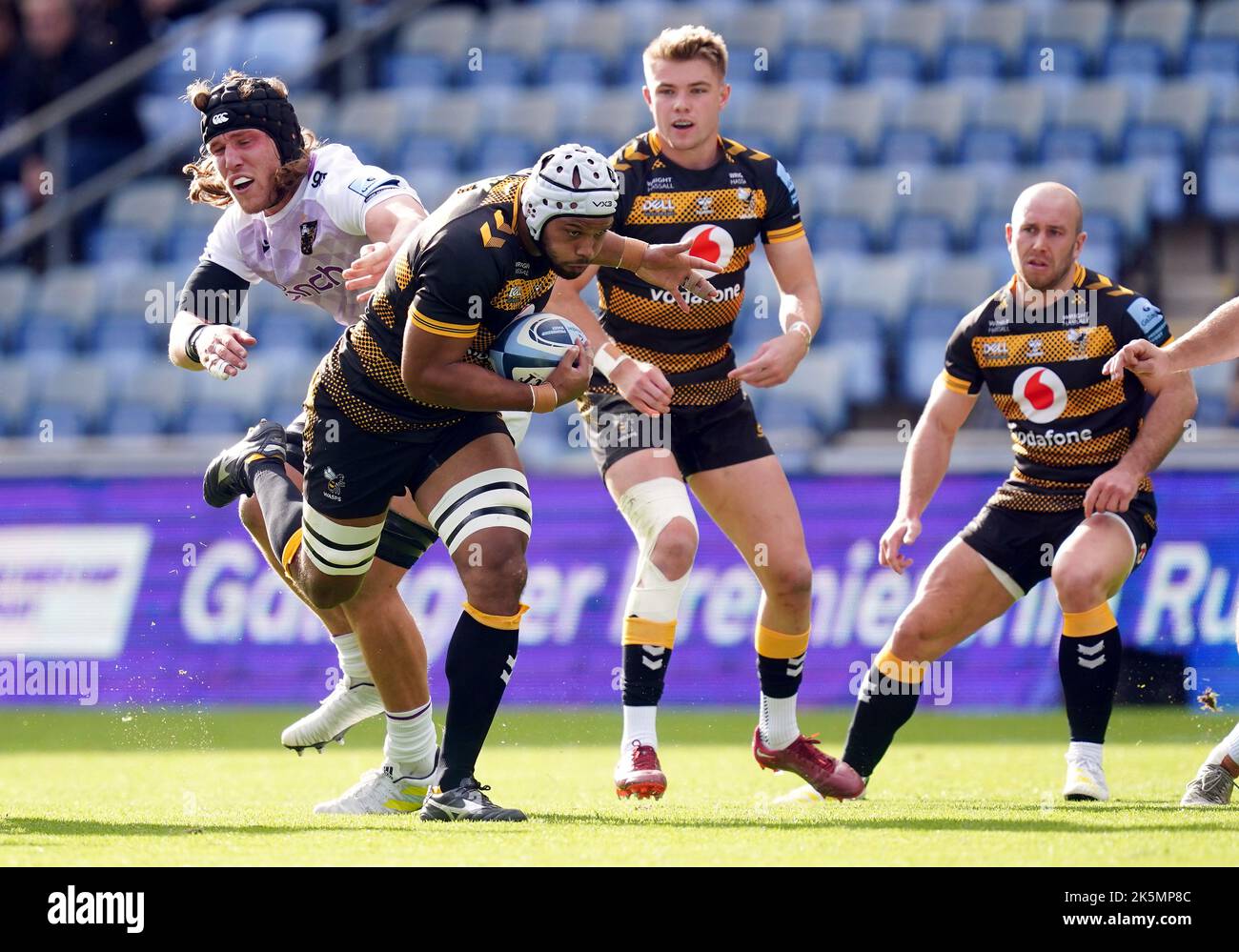 Wasps Tom Willis sfugge al Tackle dai Northampton Saints Alex Moon durante la partita Gallagher Premiership alla Coventry Building Society Arena di Coventry. Data immagine: Domenica 9 ottobre 2022. Foto Stock