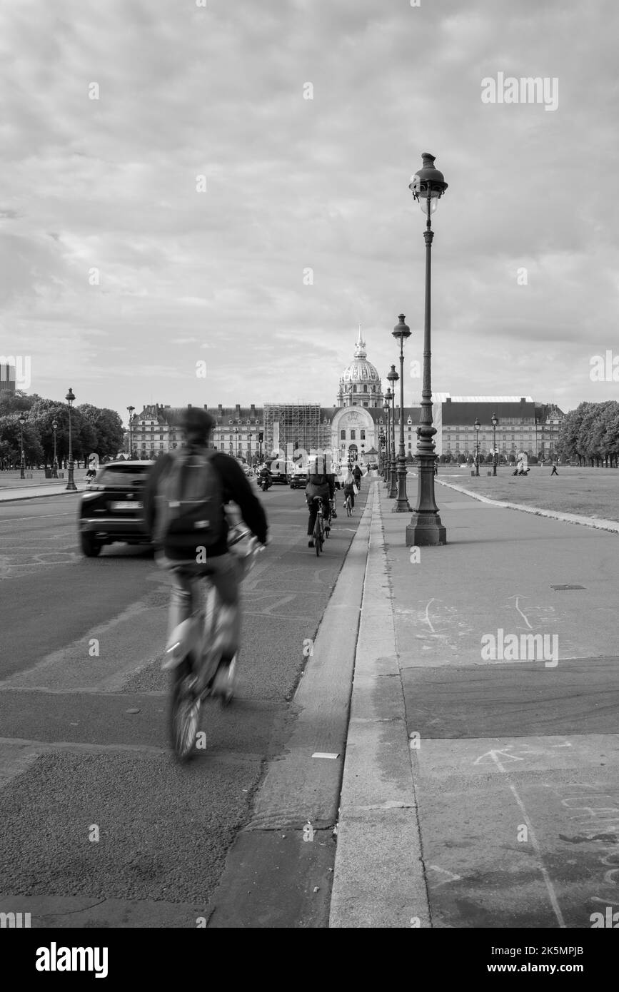 Una scala di grigi verticale della strada con traffico con l'hotel Les Invalides sullo sfondo Foto Stock