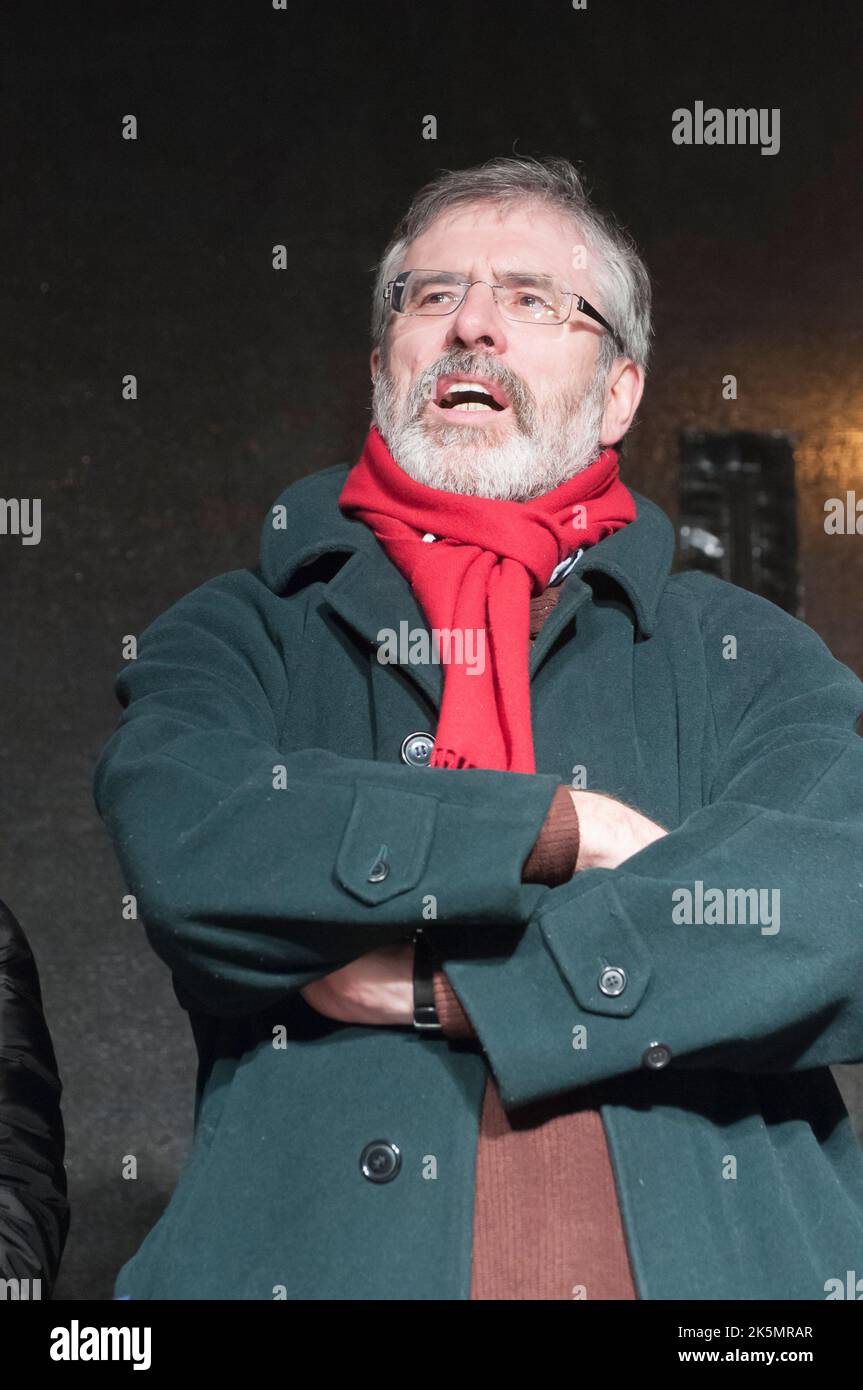 30/01/2011 Derry/Londonderry, Irlanda del Nord. Gerry Adams si rivolge alla folla in occasione dell'ultima marcia commemorativa ufficiale della domenica di sangue. Foto Stock