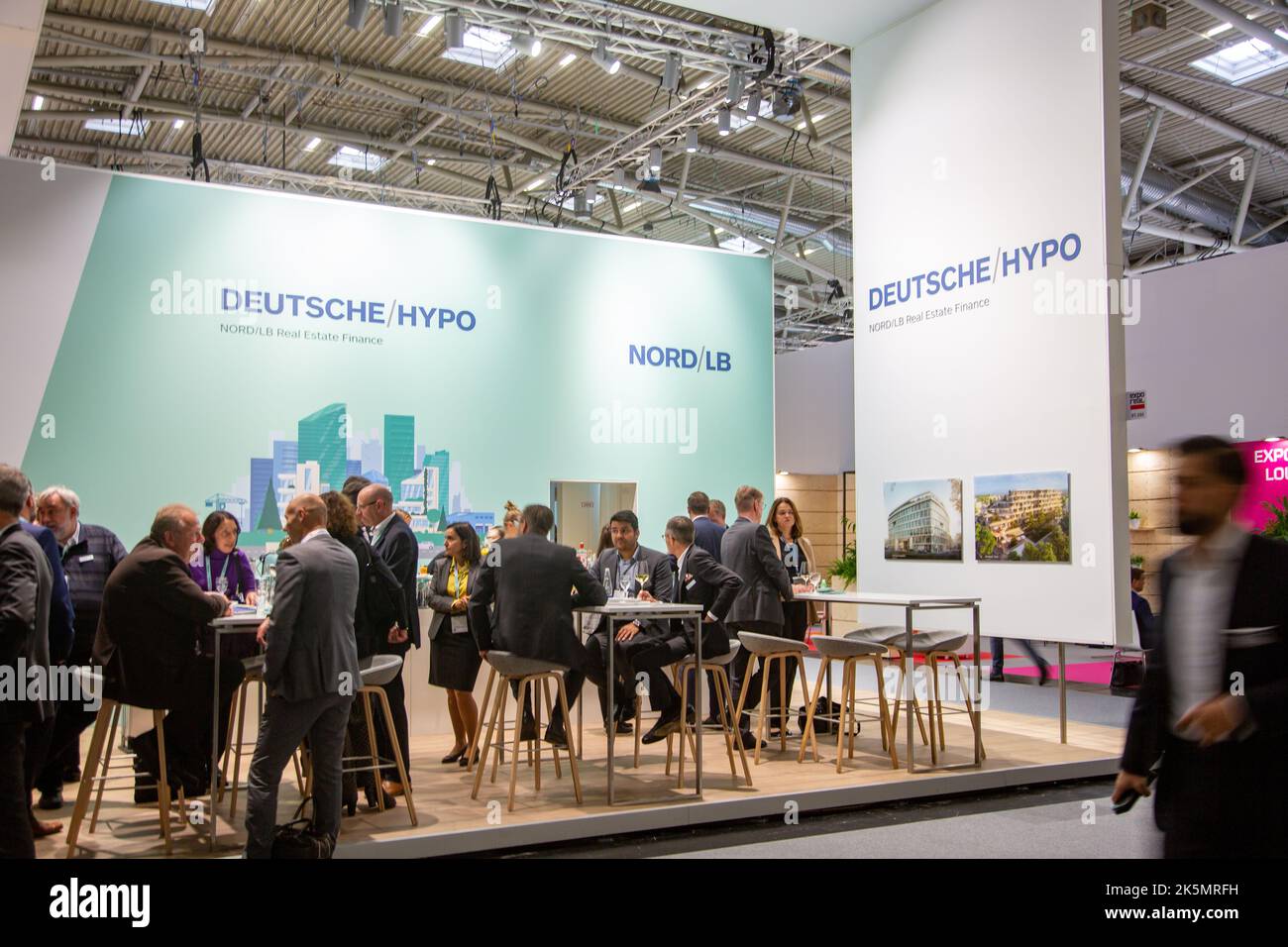 Deutsche Hypo Nord LB Real Estate Finance bei der 24. Internationale Fachmesse für Immobilien und Investitionen Expo Real am 6.10.2022 a München. Seit 1998 findet die Fachmesse für Immobilien und Investitionen jährlich im Oktober in der bayerischen Landeshauptstadt München statt. Heuer vom 4.10.2022 bis zum 6.10.2022. Deutsche Hypo Nord LB Real Estate Finance alla 24th° Fiera Internazionale del settore immobiliare e degli investimenti Expo Real di Monaco, Germania, il 6 ottobre 2022. Dal 1998 la Real Expo si svolge a Monaco, quest'anno dal 4 ottobre al 6 ottobre. (Foto di Alexander Pohl/si Foto Stock