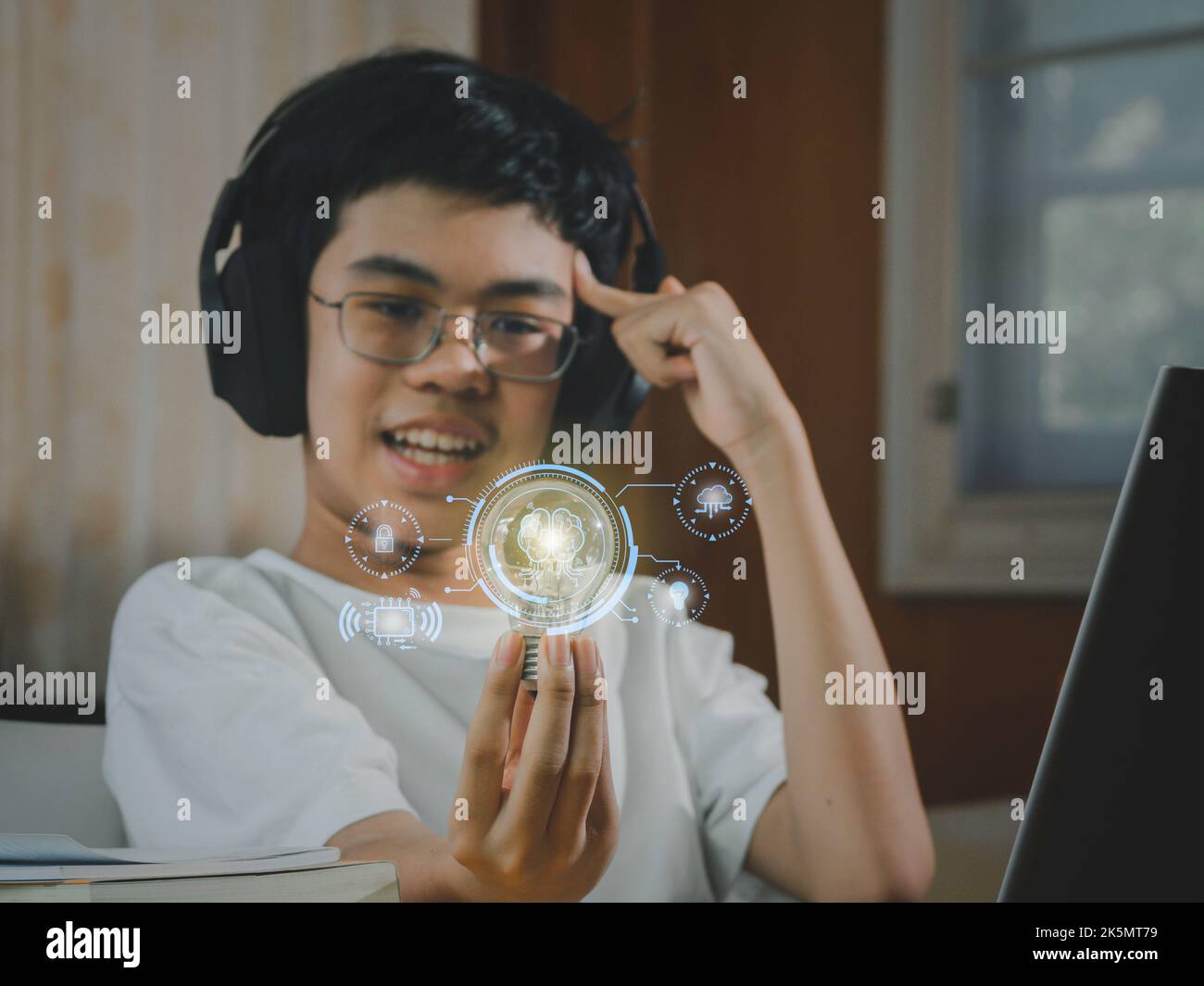 Ragazzo che indossa le cuffie seduto con una lampada da presa con scintilla fuoco brillare idea ispirazione icona.successo e innovazione tecnologia concetto a Foto Stock