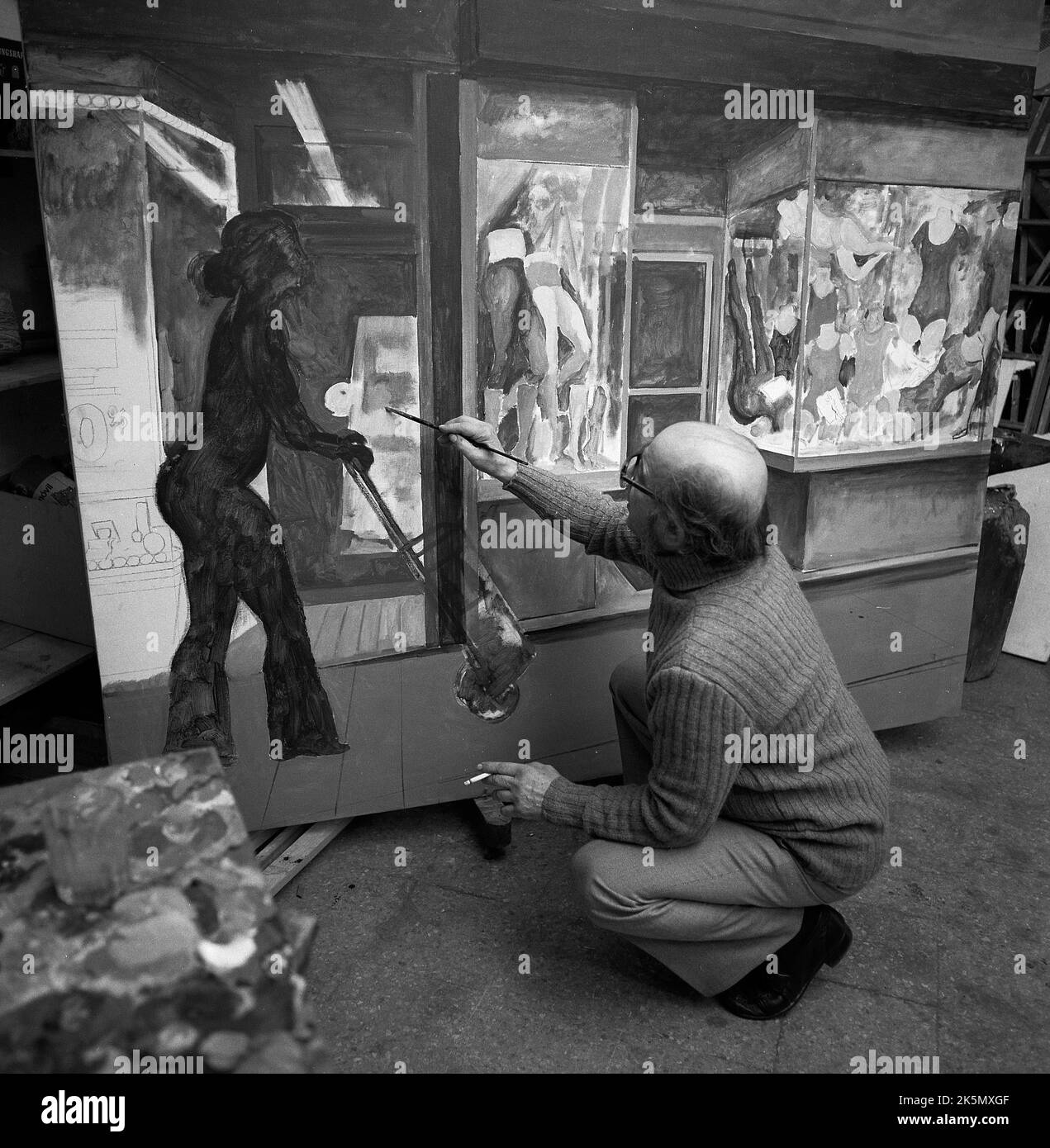 Antonio Berni, pittore argentino, incisore e muralista nel suo studio di Buenos Aires Foto Stock