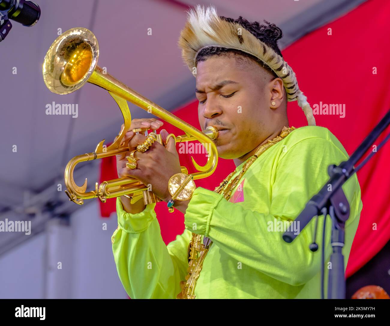 NEW ORLEANS, LA, USA - 27 APRILE 2022: Il Capo Xian a Tunde Adjuah suona alla Jazz Tent durante il New Orleans Jazz and Heritage Festival 2018 Foto Stock