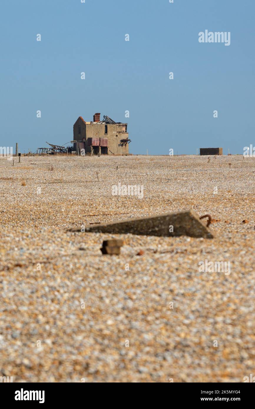 Il paesaggio è caratterizzato da resti di una stazione di osservazione della guardia costiera, un ex sito di prova delle armi balistiche, Orford Ness, Suffolk, Inghilterra Foto Stock