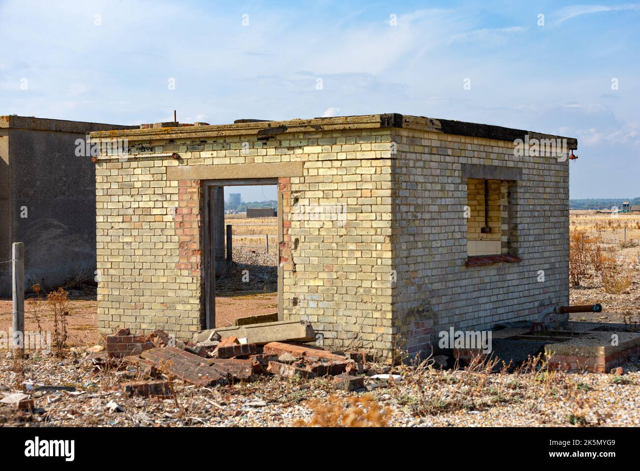 Fuori edificio accanto al 'laboratorio 1', un edificio per il test ambientale di armi atomiche, Orford Ness, Suffolk, Inghilterra Foto Stock