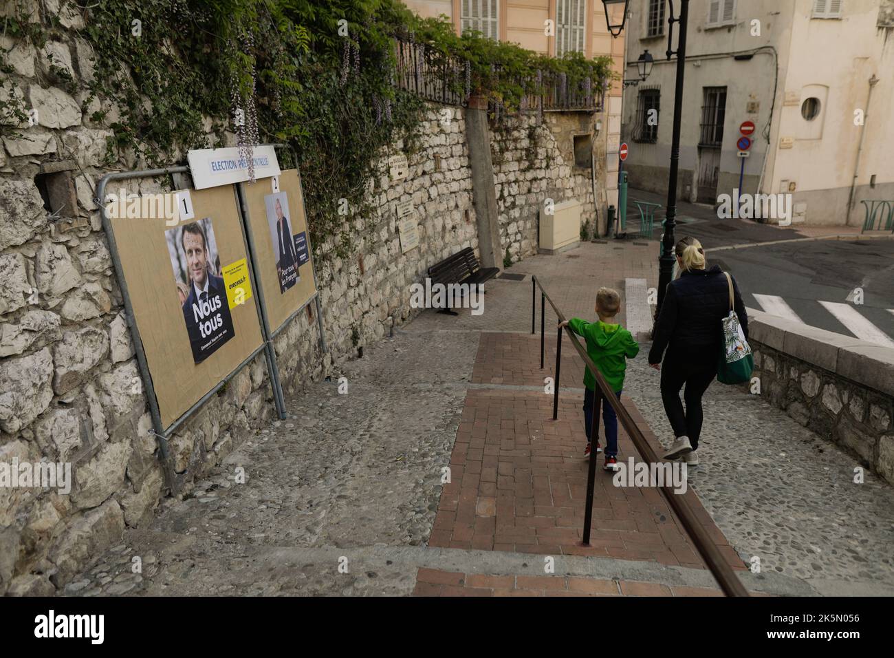 Menton, Francia - 20 aprile 2022: Manifesti elettorali con Emmanuel Macron e Marine le Pen prima del secondo turno delle elezioni presidenziali in Francia. Foto Stock