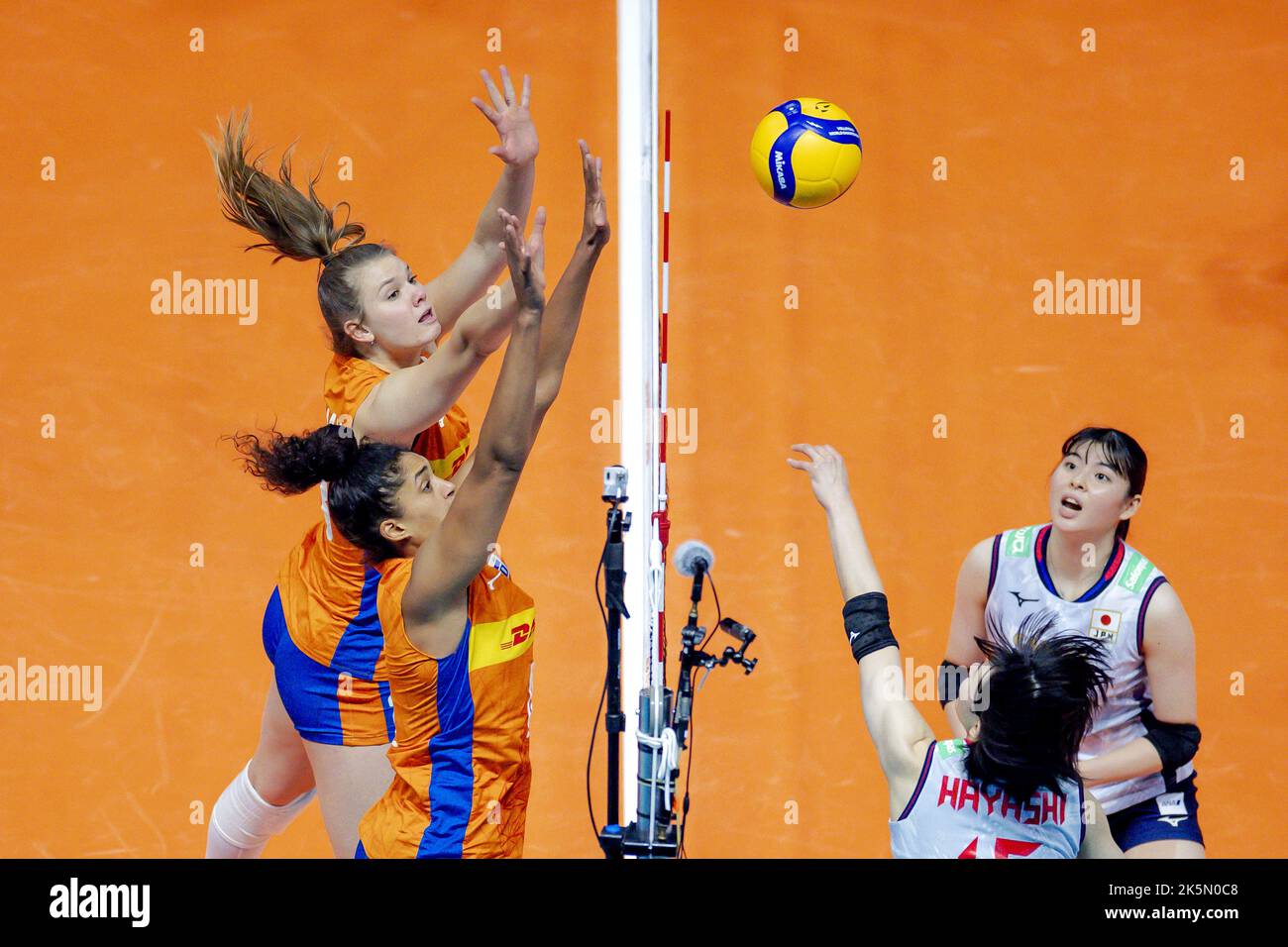 ROTTERDAM - Eline Timmerman e Celeste Plak dei Paesi Bassi in azione contro Kotona Hayashi del Giappone durante la Coppa del mondo di pallavolo ad Ahoy. ANP ROBIN VAN LONKHUIJSEN Foto Stock