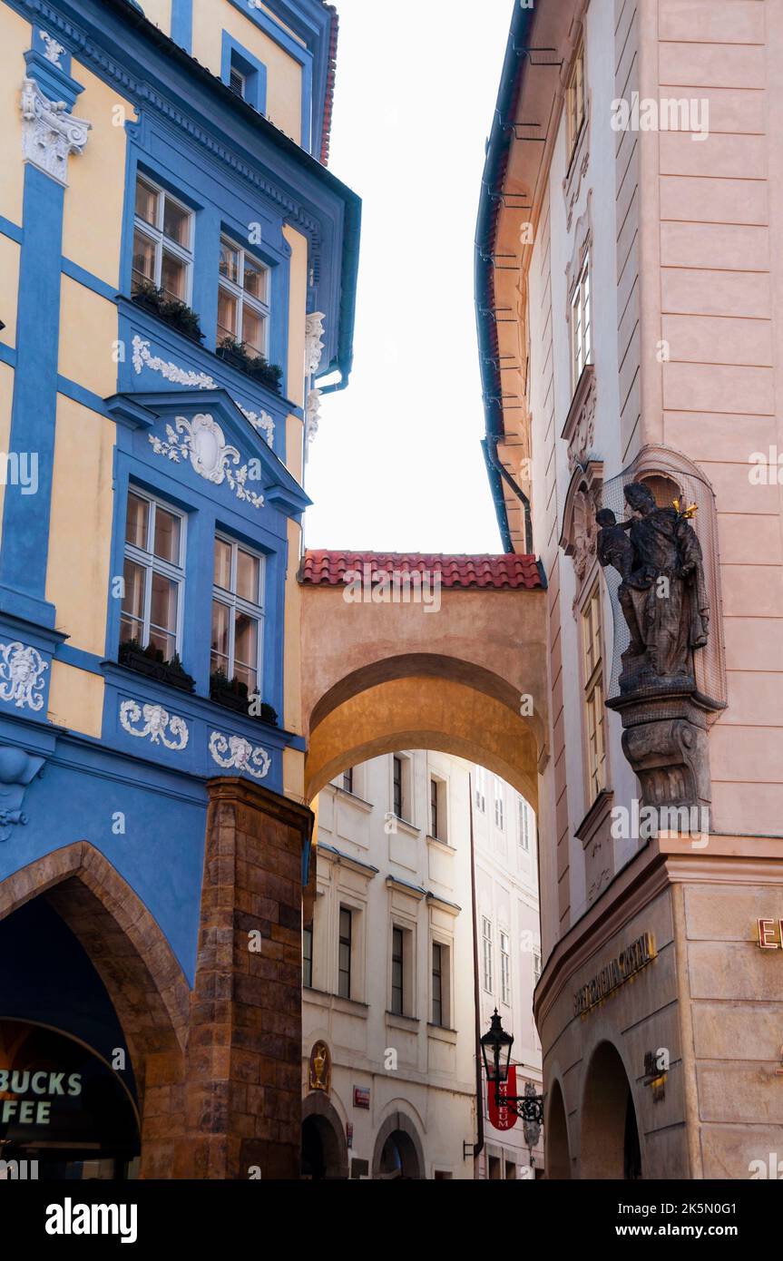 Primo barocco la Casa sull'Alum in Piazza della Città Vecchia, Praga, Repubblica Ceca. Foto Stock