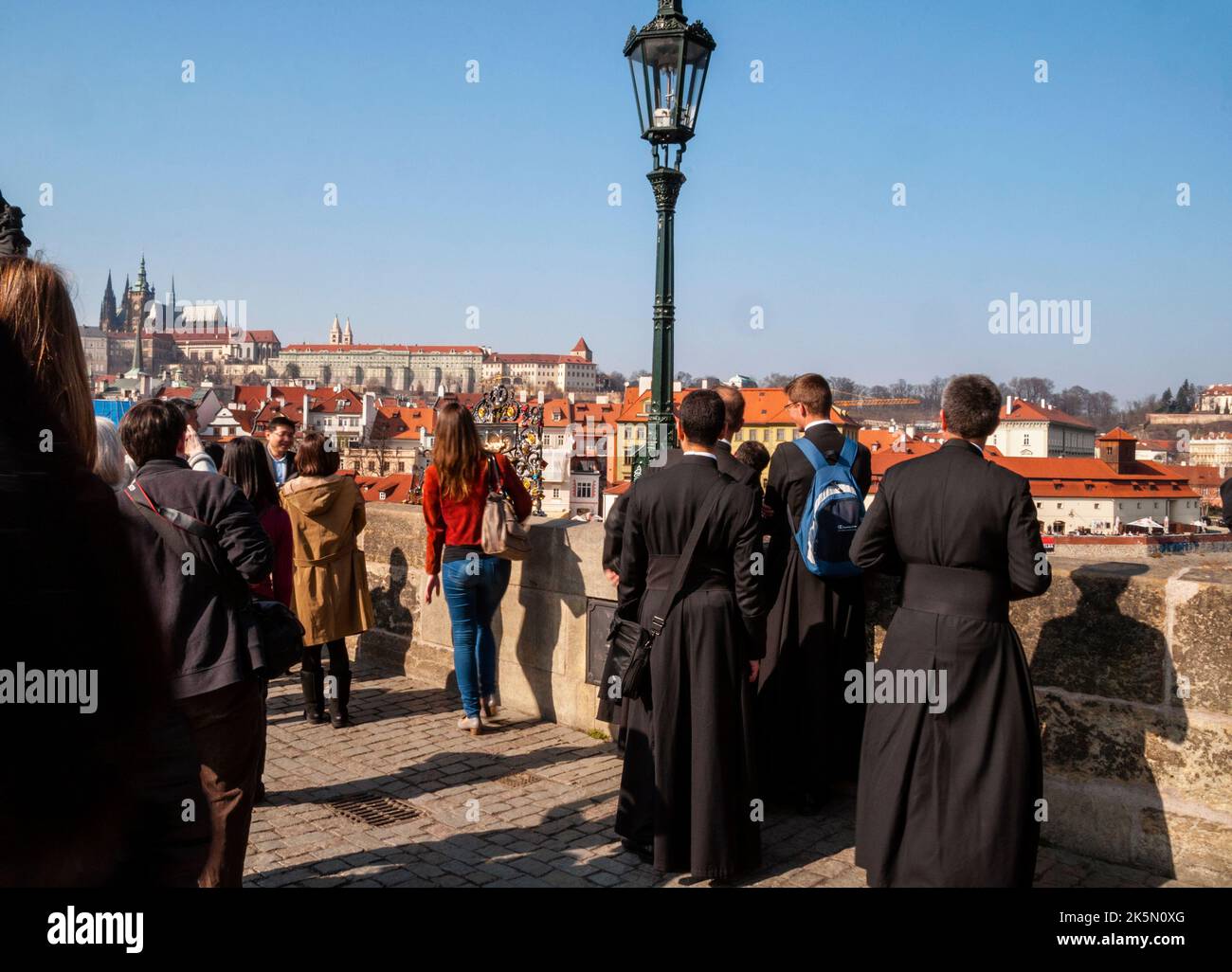 Sacerdoti e gruppi turistici sul Ponte Carlo a Praga, Repubblica Ceca. Foto Stock