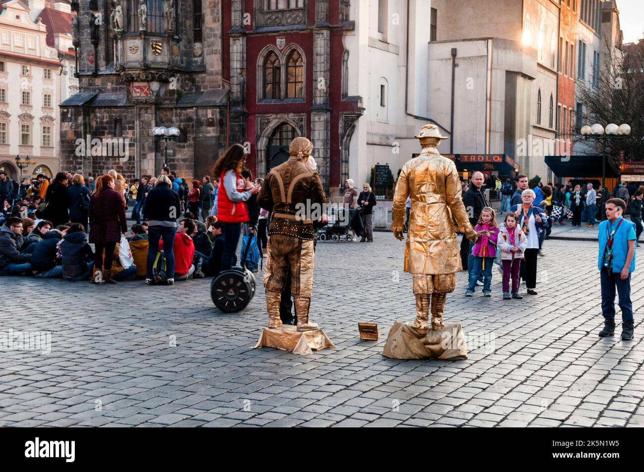 Artista come statue Street performance per monete in Piazza della Città Vecchia a Praga, Repubblica Ceca. Foto Stock