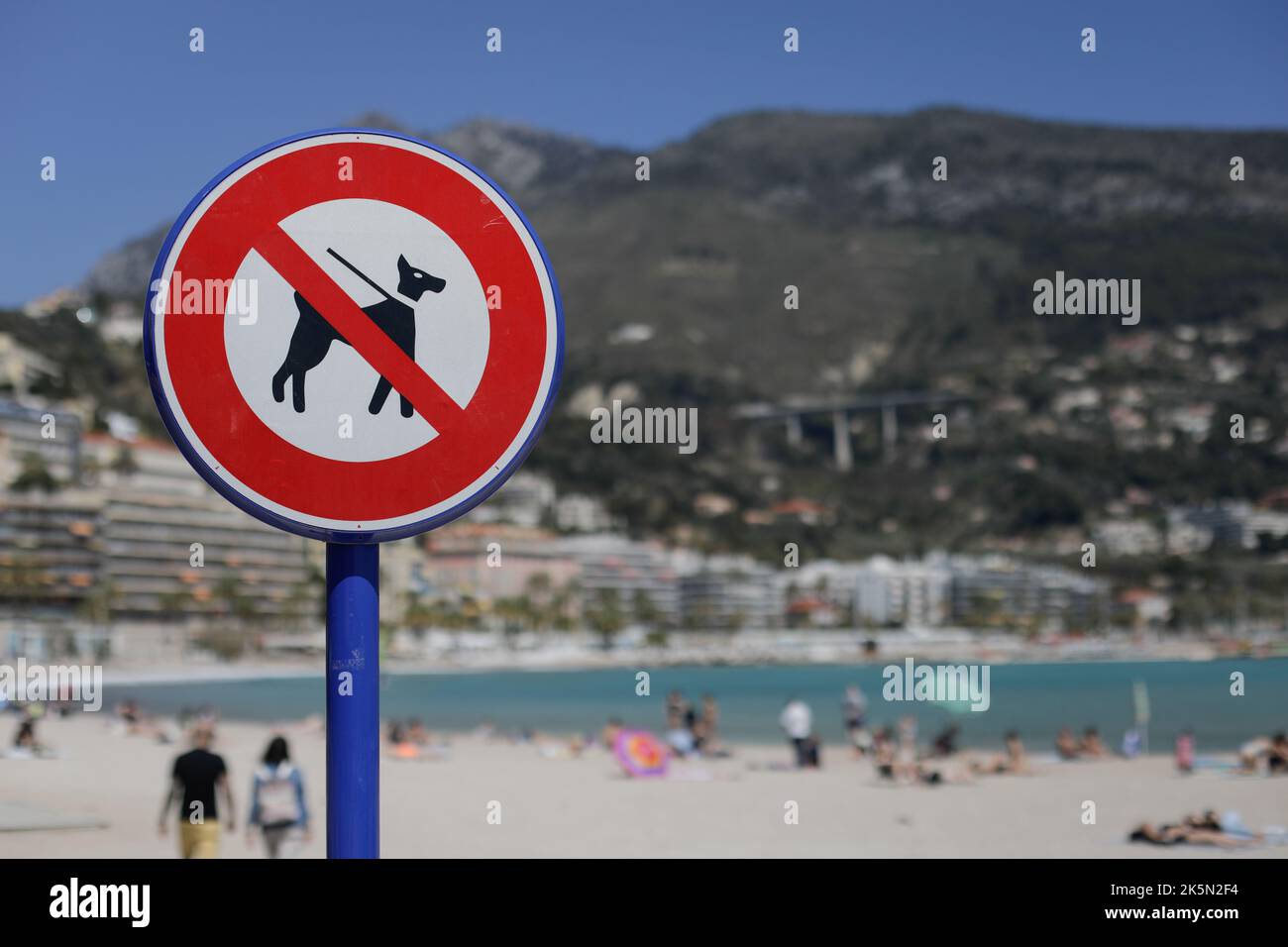 I cani non sono ammessi su una spiaggia della costa azzurra durante una soleggiata giornata primaverile. Foto Stock