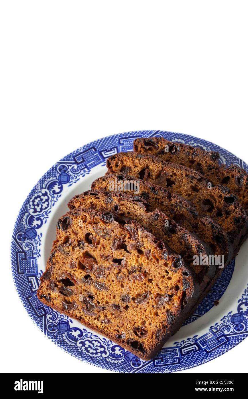 Torta di focaccia alla frutta tagliata su un piatto blu e bianco decorato. Su sfondo bianco Foto Stock