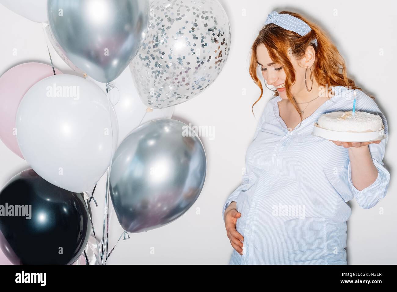 baby boom felice donna godendo la gravidanza festiva Foto Stock