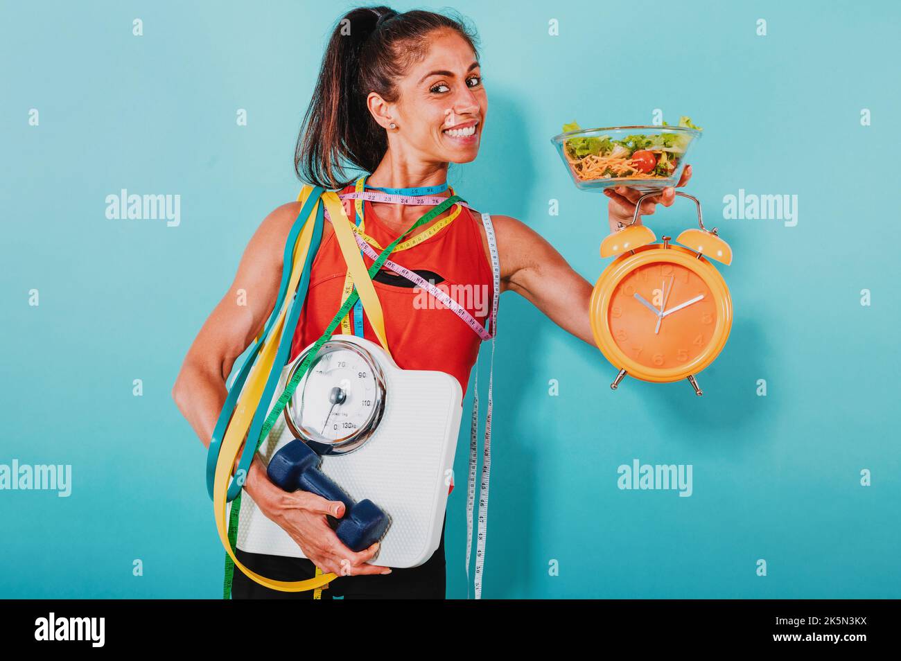 Donna felice segue una dieta e fa palestra Foto Stock