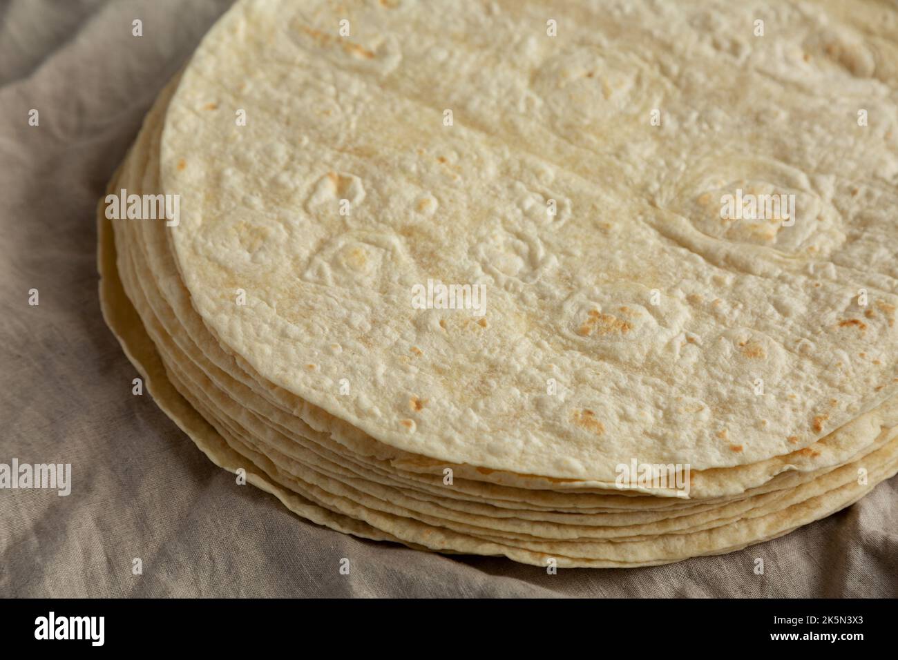 Tortillas di farina di grano fatte in casa in una pila, vista laterale. Foto Stock