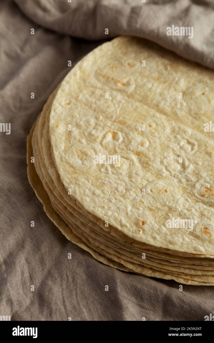 Tortillas di farina di grano fatte in casa in una pila, vista ad angolo basso. Primo piano. Foto Stock