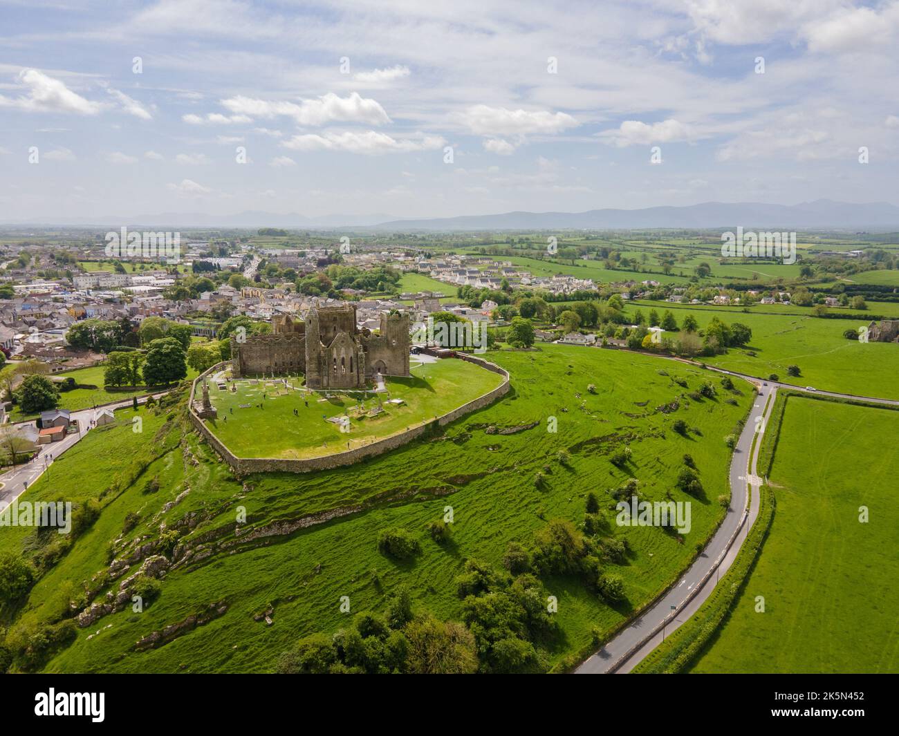Cashel, Irlanda, 21 05 2022: Roccia di Cashel, chiamata anche roccia di San Patrizio è un antico sito dei re di Munster. Vista dall'area. Foto Stock