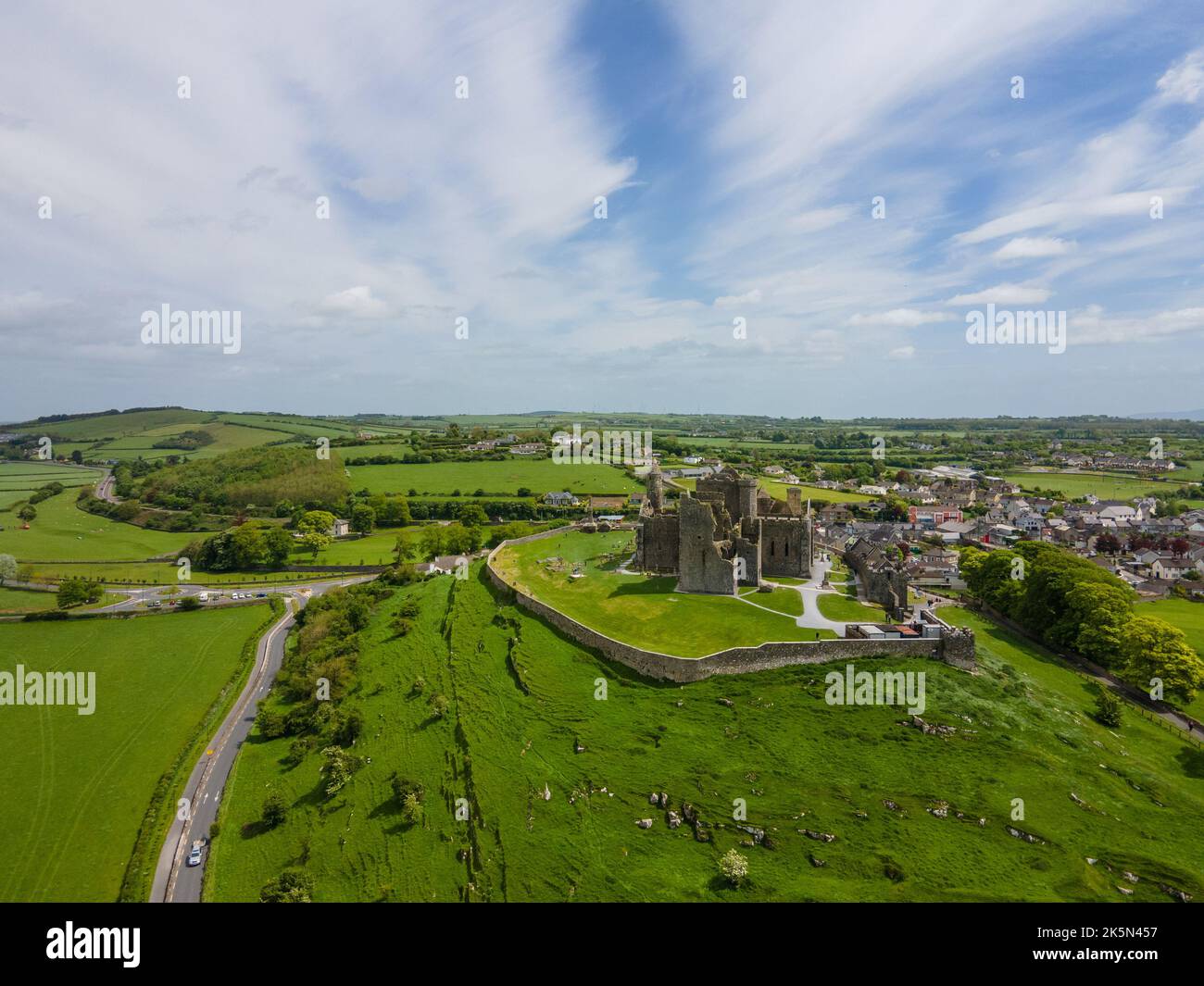 Cashel, Irlanda, 21 05 2022: Roccia di Cashel, chiamata anche roccia di San Patrizio è un antico sito dei re di Munster. Vista dall'area. Foto Stock