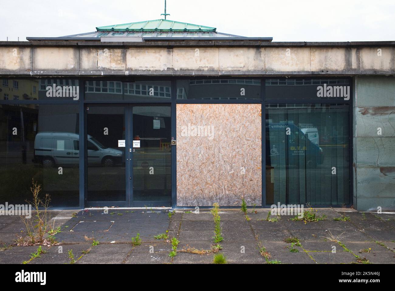 Defunto e vuoto palazzo di tribunale nel centro di Corby ha aperto nel 1959 ha chiuso nel luglio 2016 Foto Stock
